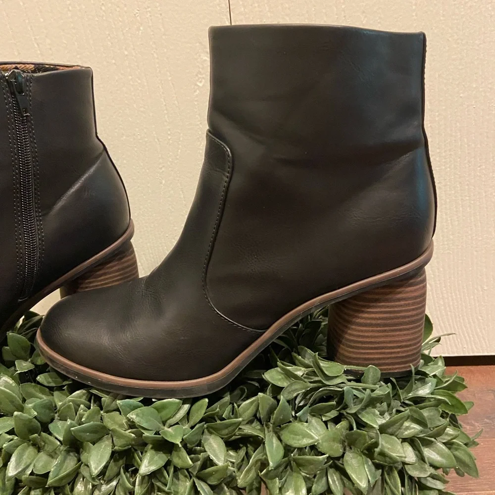 Korks Women's Destiny Block Heel Bootie Sz 11 Brown Ankle Boot Brown Zip Close